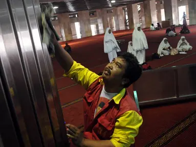 Petugas membersihkan pilar di dalam Masjid Istiqlal, di Jakarta, Selasa (19/5/2015). Kegiatan pembersihan tiang tersebut guna menyambut bulan suci Ramadan yang jatuh pada pertengahan Juni mendatang. (Liputan6.com/JohanTallo)