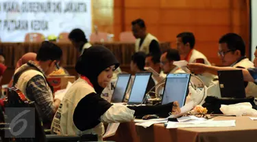 Petugas mengecek data hasil penghitungan suara Pilkada DKI Jakarta putaran kedua di Auditorium Bina Karna, Kamis (20/4). Input data ini menggunakan formulir C1 atau sertifikat hasil penghitungan suara. (Liputan6.com/Helmi Fithriansyah)