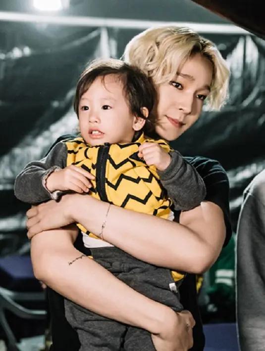 Nam Taehyun terlihat sabar saat ia merawat anak-anak. Calon pemimpin rumah tangga yang diidam-idamkan ya. (Foto: soompi.com)