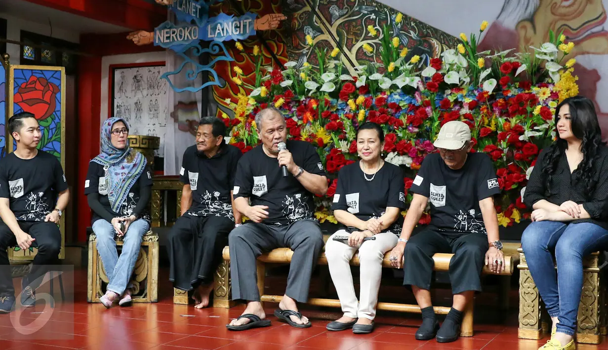 Sejumlah pemain Teater Koma saat melakukan konpers dalam sesi latihan persiapan pra pementasan Semar Gugat di Sanggar Teater Koma, Tangerang, (24/2). (Liputan6.com/Yoppy Renato)