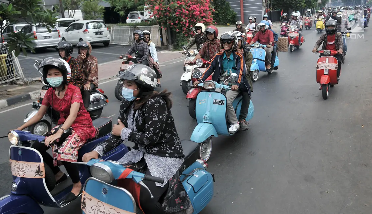Anggota komunitas Vespa se-Jabodetabek saat konvoi dalam rangka memperingati Hari Kartini di Jakarta, Minggu (21/4). Dalam konvoi ini para pengendara vespa mengenakan kebaya bagi perempuan dan batik serta lurik bagi laki-laki. (merdeka.com/Iqbal Nugroho)