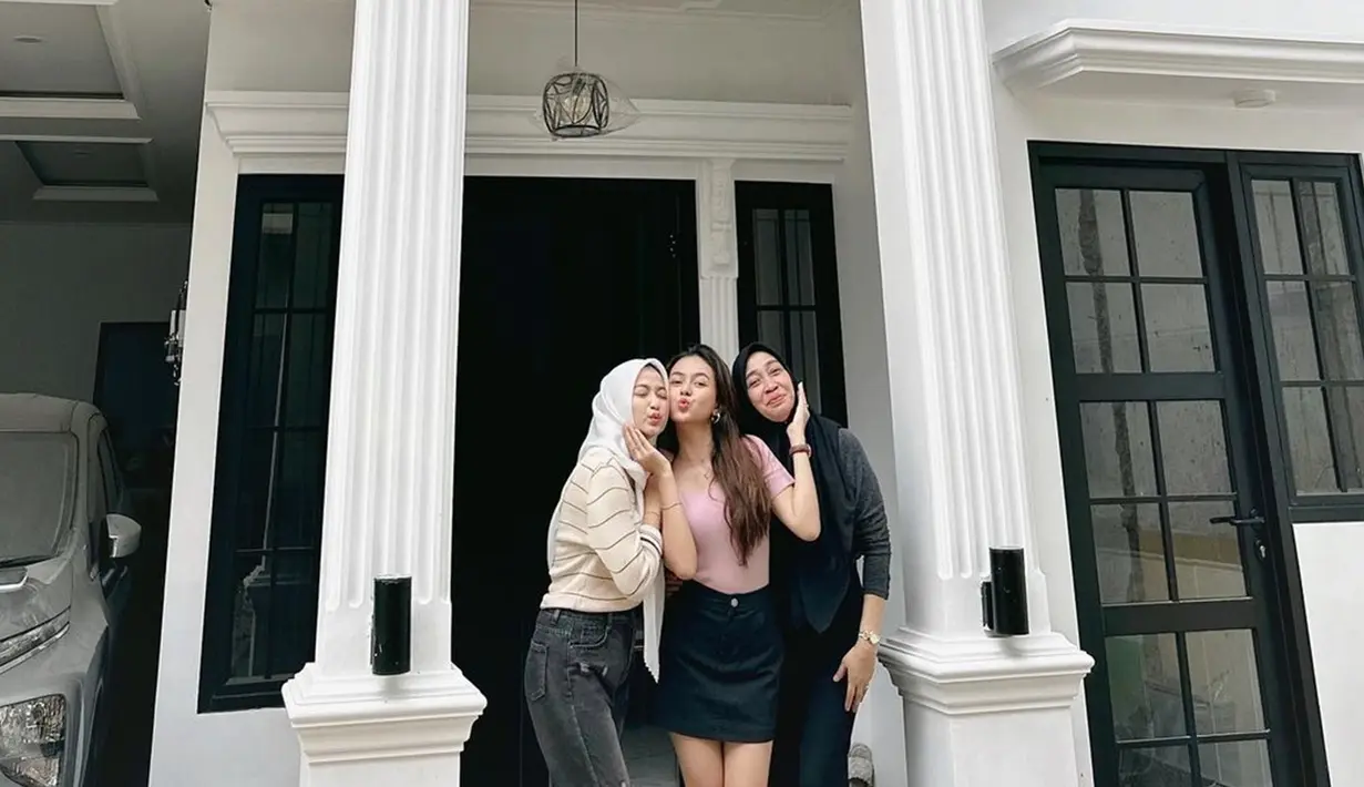 6 tahun terjun ke industri hiburan, rasa capek ketika syuting kini terbayar sudah dengan rumah yang baru saja dibelinya. Rumah bertingkat satu dengan warna merah putih ini terlihat sanget elegan. Halaman yang tidak terlalu luas membuat rumah Dinda tampak minimalis. Pengurusan pembelian rumah ini tak lepas dari peran kekasihnya karena memahami soal prosedur jual beli rumah. (Liputan6.com/IG/@dindaaaaa.17)