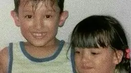 Pemilik zodiak Virgo saat kecil sudah terlihat cantik dengan poni yang menggemaskan. Mawar memang terlahir dari orang tua dengan Ibu asal Medan dan ayah asal Belanda. Ia memiliki seorang kakak bernama Budi Floris. (Liputan6.com/IG/mawar_eva)