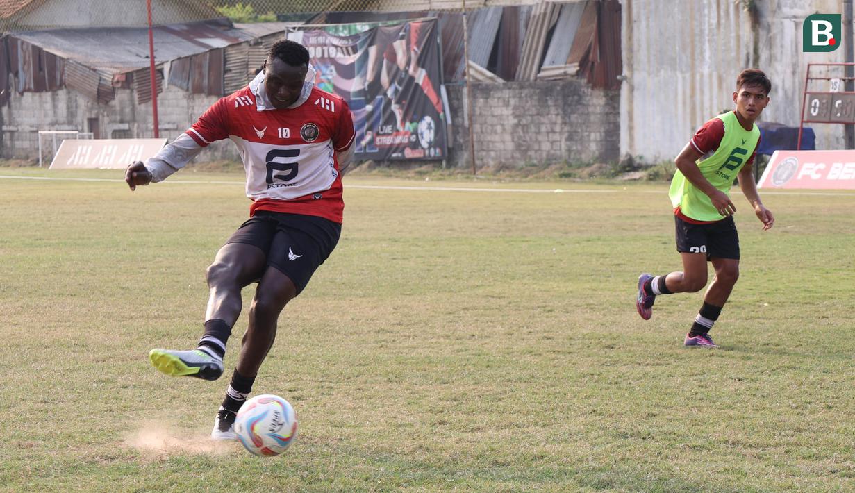Pemain FC Bekasi City, Ezequiel Ndouassel, melepaskan tendangan penalti saat sesi latihan di Lapangan Harin, Tengerang Selatan, Rabu (7/9/2023). (Bola.com/M Iqbal Ichsan)