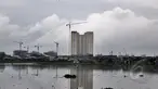 Real Estate Indonesia (REI) memperkirakan, tingginya suku bunga dan adanya kebijakan loan to value (LTV) membuat pertumbuhan properti melambat. Tampak gedung sedang dibuat di kawasan Waduk Pluit, Jakarta, Rabu (11/2/2015)(Liputan6.com/Faizal Fanani)