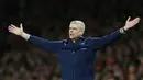 Pelatih Arsenal, Arsene Wenger, memberikan instruksi kepada anak asuhnya saat berlaga melawan Newcastle pada laga Liga Premier Inggris. Mengalahkan Newcastle merupakan kemenangan ketiga belas Arsenal musim ini. (Reuters/Eddie Keogh)