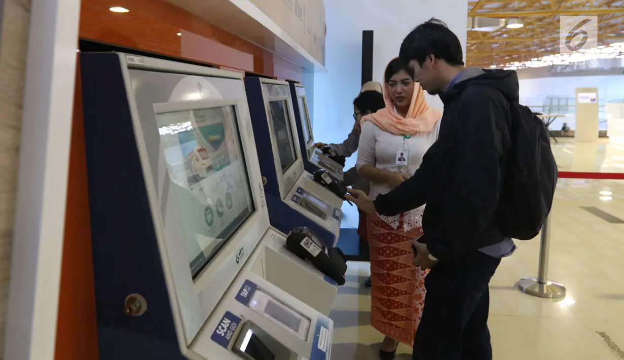 Petugas membantu pengguna transportasi kereta Bandara Soetta saat menggunakan kartu Perfeq Rider di Jakarta, Kamis (7/6). PT Railink menerbitkan kartu ini untuk meningkatkan kenyamanan pengguna reguler kereta KA Bandara Soetta. (Liputan6.com/Angga Yuniar)