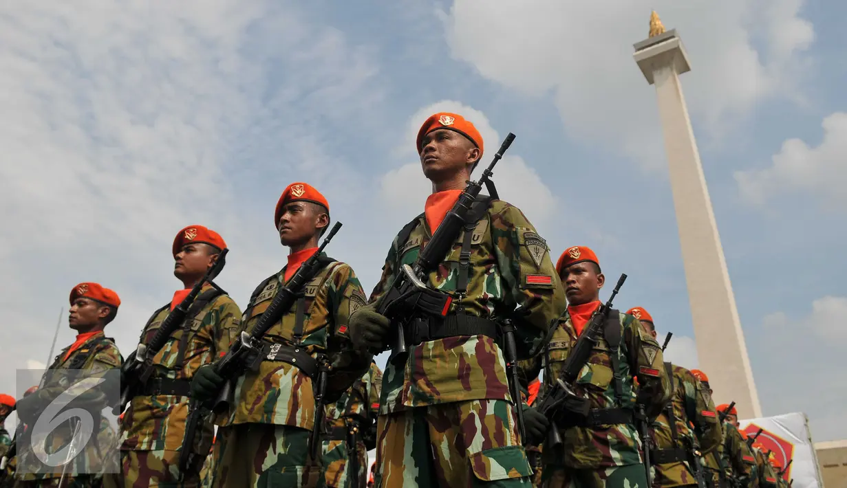 Prajurit TNI baris berbaris saat mengikuti apel gelar operasi penegak ketertiban (Ops Gaktib) di Silang Monas, Jakarta, Kamis (14/1). 1.244 prajurit mengikuti Operasi Yustisi dengan sandi Citra Wira Dharma 2016. (Liputan6.com/Gempur M Surya)
