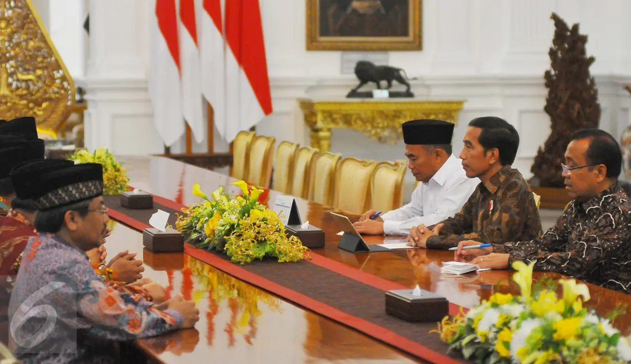 Presiden Joko Widodo (tengah) menyimak penjelasan dari Ketua Umum PP Muhammadiyah Haedar Nashir di Istana Kepresidenan. Senin (13/2). (Liputan6.com/Angga Yuniar)