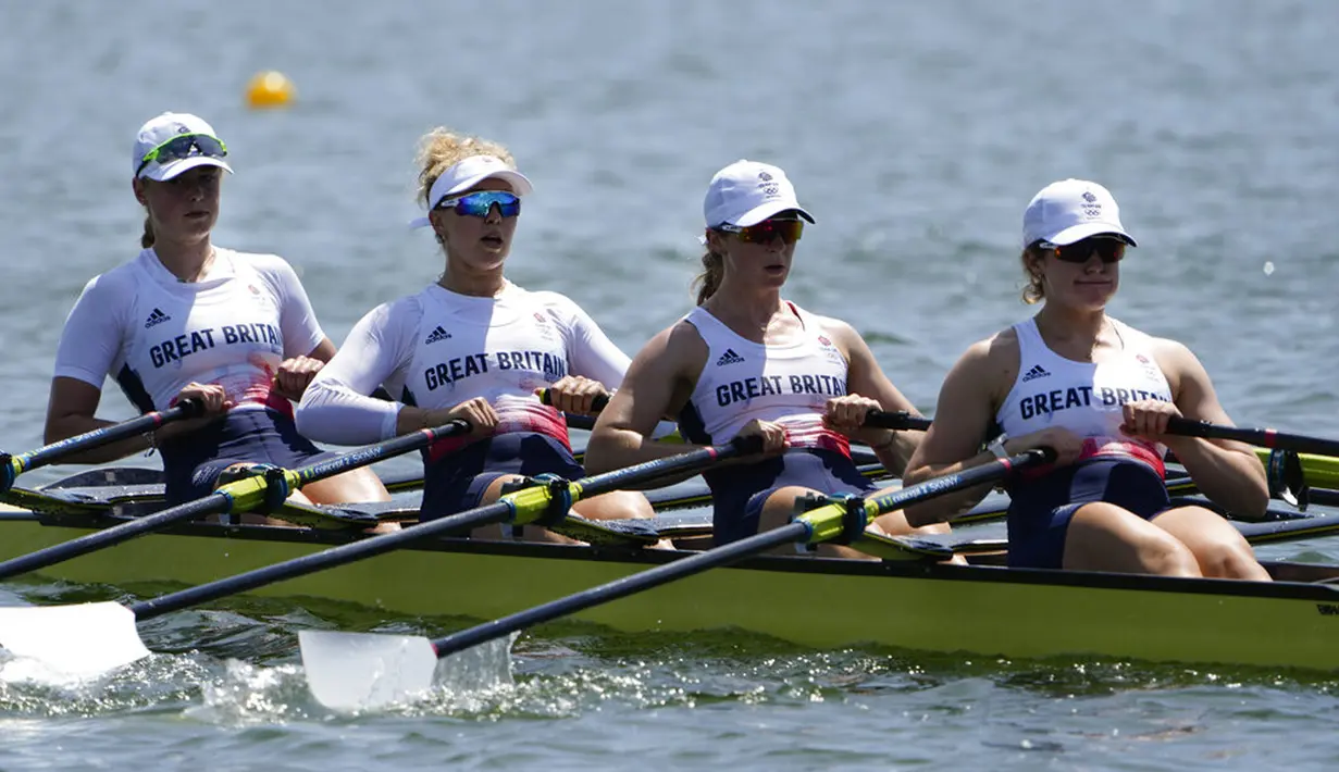 Tim dayung putri Inggris berlatih jelang Olimpiade Tokyo 2020 di Sea Forest Waterway, Tokyo, Jepang, Minggu (18/7/2021). Olimpiade Tokyo 2020 dijadwalkan bergulir mulai 23 Juli hingga 8 Agustus 2021. (AP Photo/Jae C. Hong)