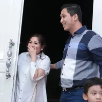 "Malamnya mau dinner udah booking di hotel, tapi karena macet jadi pindah tempat dadakan nyampe rumah udah malam, nggak tau kalo ada kejutan ini, jadi makasih banget," ucap Nindy di kediamannya, Jakarta, Jumat (11/11/2016). (Adrian Putra/Bintang.com)