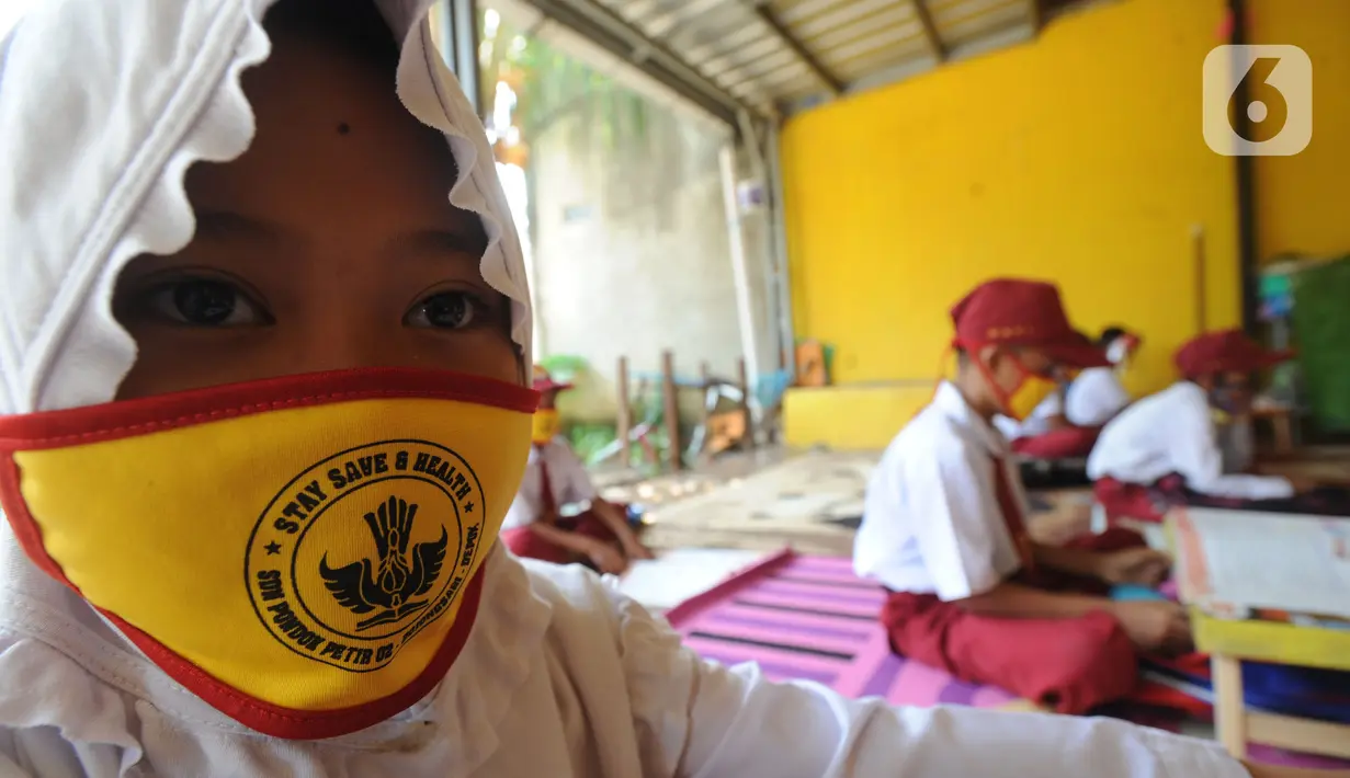 Murid kelas III SDN 02 Pondok Petir mengikuti kegiatan belajar mengajar di teras rumah salah satu siswa di Depok, Senin (31/08/2020). Sudah hampir dua minggu ini, mereka mengadakan pembelajaran secara tatap muka dengan guru yang berkeliling atas permintaan wali murid. (merdeka.com/Arie Basuki)