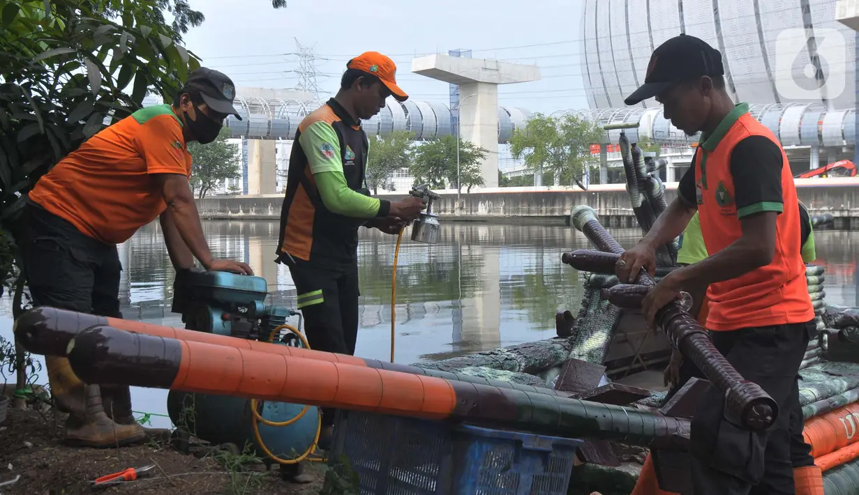 1.214 botol plastik sisa air minum kemasan dimanfaatkan untuk pembuatan perahu yang modelnya mengikuti kapal perang tank boat Antasena. (merdeka.com/Imam Buhori)