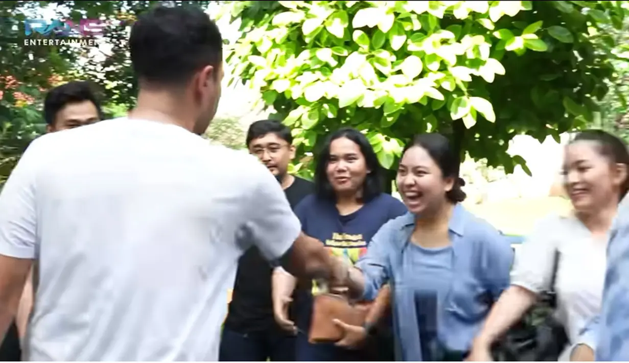 "Eh semuanya kalau turun lima kilogram dalam satu bulan, gua kasih Rp 5 juta. Eh, satu orang 10 juta," kata Raffi dihadapan karyawannya. [Youtube/Rans Entertainment]