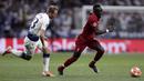 Penyerang Liverpool, Sadio Mane, berusaha melewati pemain Tottenham Hotspur, Christian Eriksen, pada laga Liga Champions 2019 di Stadion Wanda Metropolitano, Madrid, Minggu (2/6). Liverpool menang 2-0 atas Tottenham Hotspur. (AP/Manu Fernandez)