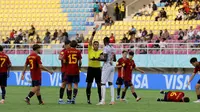Pemain Timnas Mali U-17, Mamadou Doumbia (17) mendapat kartu merah langsung dari wasit Bryan Lopez setelah melanggar Spanyol U-17, Pau Prim (6) dalam pertandingan babak penyisihan Grup B Piala Dunia U-17 di Stadion Manahan, Solo, Senin (13/11/2023). (Bola.com/Arief Bagus)