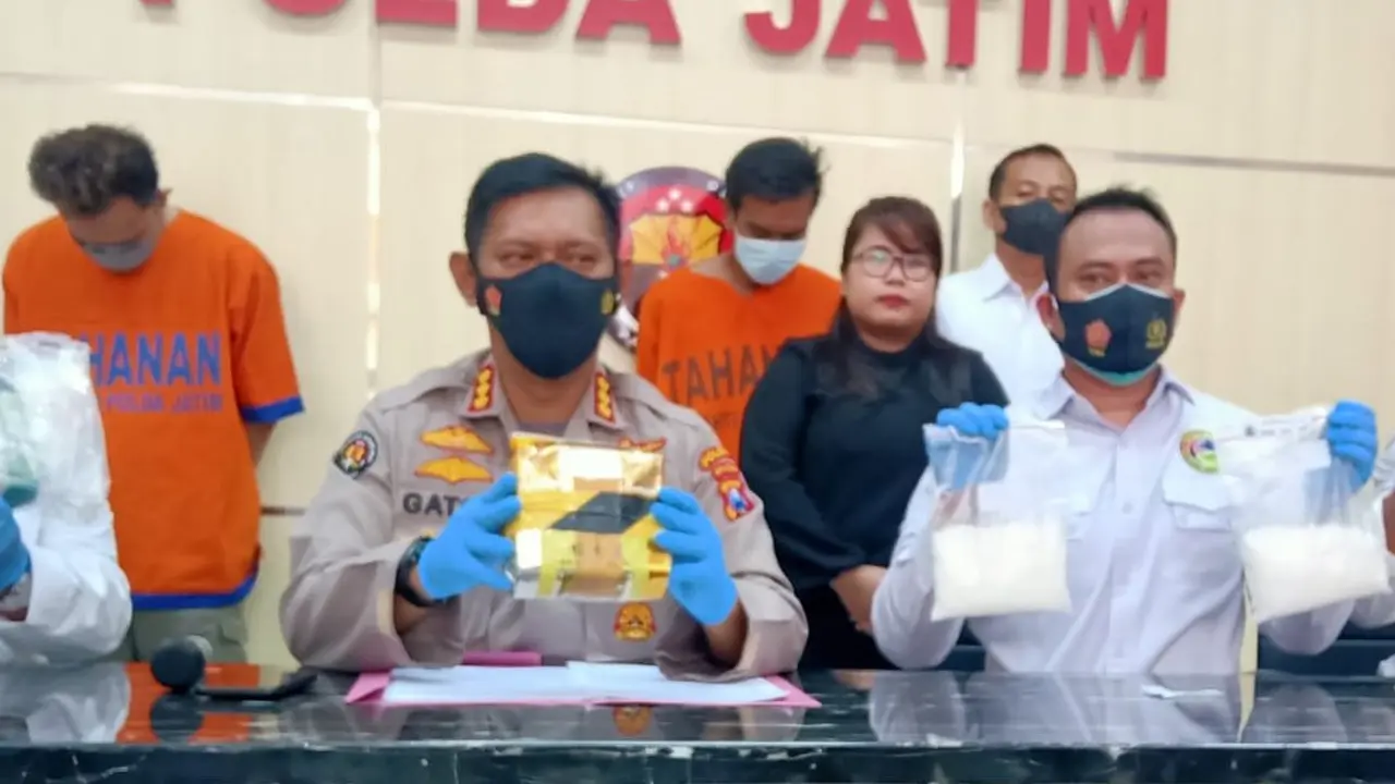 Polda Jatim menangkap 2 pelaku narkoba. (Dian Kurniawan/Liputan6.com)