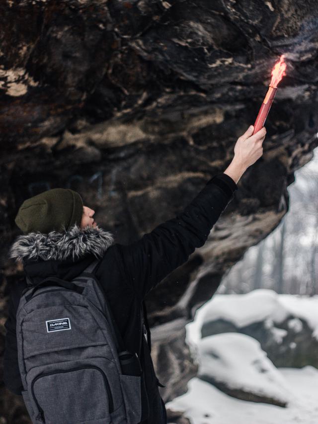 Ilustrasi Penggunaan Flare sebagai Alat Isyarat.