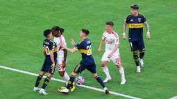 Pemain Boca Juniors, Alan Velasco, bersitegang dengan pemain Benfica, Renato Sanches, pada laga Grup C Piala Dunia Antarklub 2025 di Stadion di Hard Rock, Miami, Selasa (17/6/2025). (AFP/Sandra Montanez)