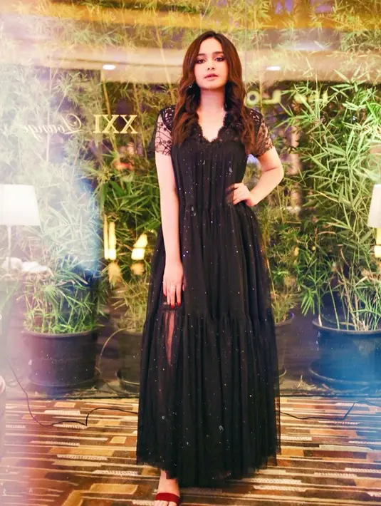 "Pasti pernah ada fase-nya yang kayak omongan haters bikin aku down cuma itu kayak udah lama banget. Jadi sekarang tuh kayak ya udah," ujar Syifa Hadju saat live Instagram bareng @cgv.id, Rabu (29/4). (Instagram/syifahadjureal)