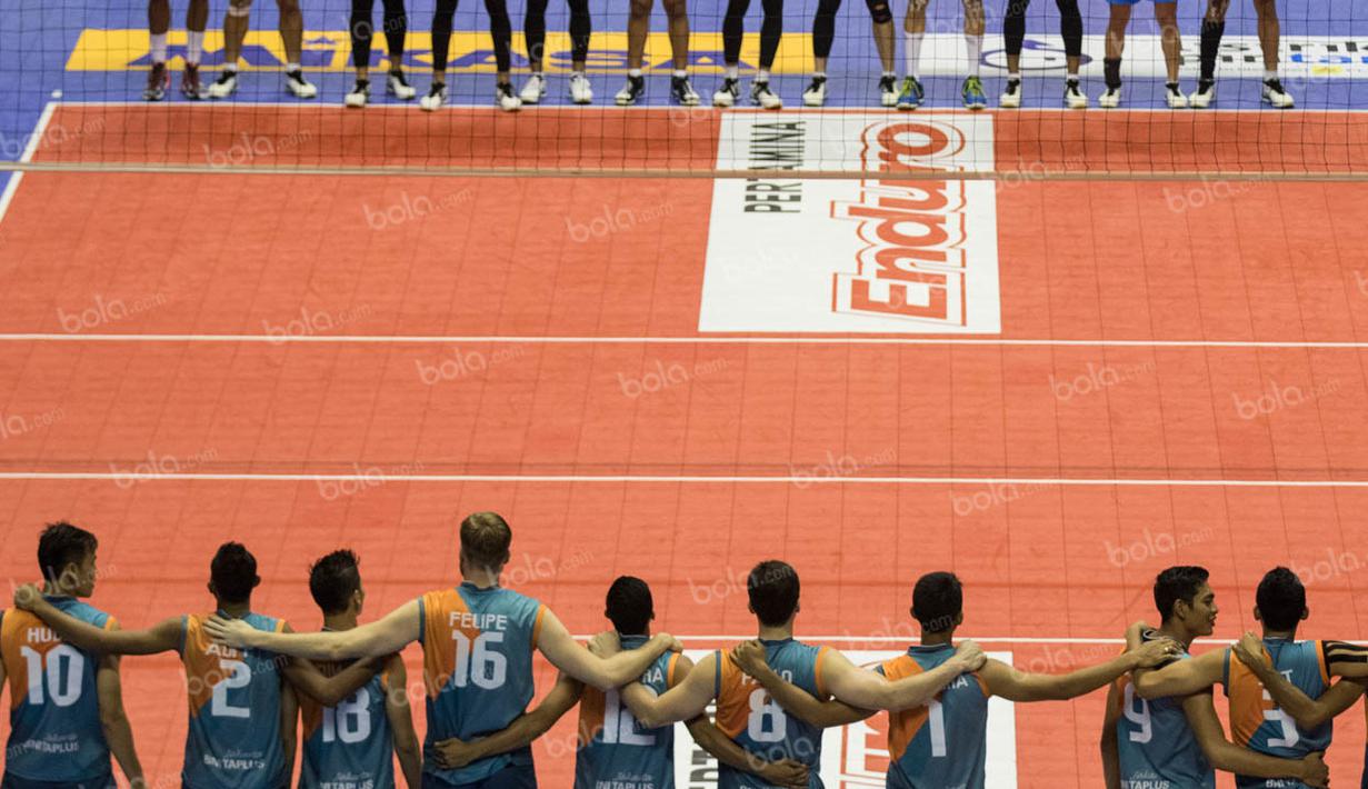 Para pevoli dari Jakarta BNI Taplus bersiap menghadapi Jakarta Pertamina Energi. Bagi BNI Taplus laga ini merupakan penentuan untuk menjadi yang terbaik pada babak final four. (Bola.com/Vitalis Yogi Trisna)