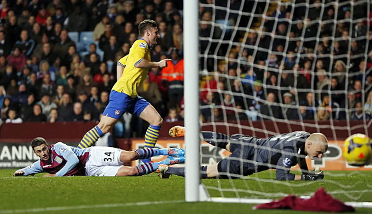 Striker Perancis Arsenal Olivier Giroud (kedua dari kiri) berselebrasi usai mencetak gol kedua untuk timnya saat laga pertandingan sepak bola Liga Utama Inggris antara Aston Villa melawan Arsenal di Villa Park, Birmingham, pada (13/01/14) waktu setempat. 