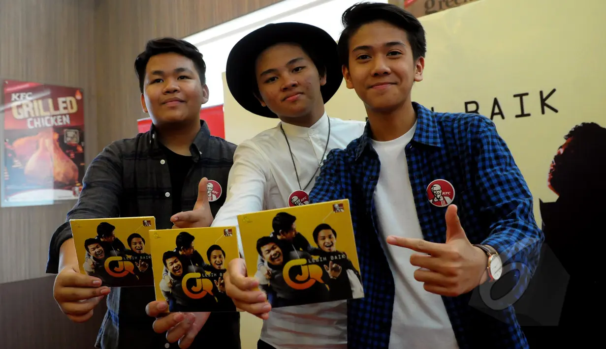 Boyband CJR (kiri ke kanan) Kiki, Aldi, dan Iqbal menunjukkan album terbaru mereka yang bertajuk Lebih Baik di kawasan kemang, Jakarta, (8/5/2015). Album tersebut mengkisahkan cinta remaja dengan sentuhan musik bernuansa 80an. (Liputan6.com/Faisal R Syam)