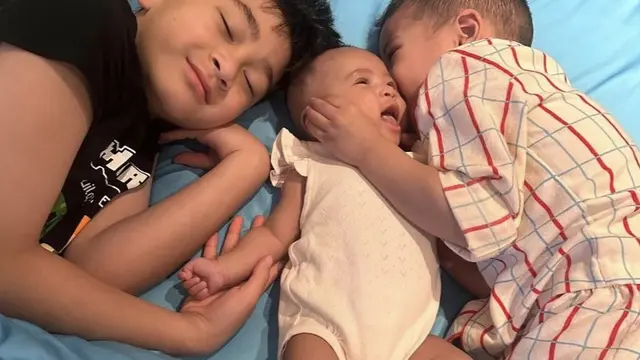 Raffi Ahmad dan Nagita Slavina Ungkap Wajah Baby Lily Tanpa Stiker, Disebut Mirip Rafathar dan Rayyanza.  foto: (dok.Instagram @raffinagita1717)