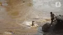 Anak-anak berenang di bantaran Sungai Ciliwung, Jakarta, Senin (5/10/2020). Derasnya aliran Sungai Ciliwung akibat hujan deras yang mengguyur Jakarta tidak menyurutkan kemauan anak-anak tersebut untuk tetap berenang, meski dapat membahayakan keselamatan mereka. (Liputan6.com/Immanuel Antonius)