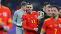 Winger Timnas Wales, Garteh Bale, berhasil mencetak dua gol kemenangan timnya atas Austria pada laga semifinal Path C play-off kualifikasi Piala Dunia 2022 di Cardiff City Stadium, Jumat (25/3/2022) dini hari WIB. (AFP/Geoff Caddick)