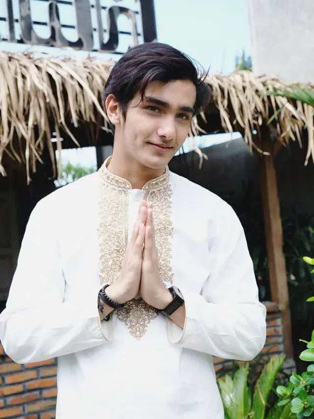 6 Potret Mahdy Reza Pemain Sinetron 'Buku Harian Seorang Istri' Pakai Baju Koko
