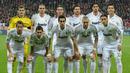 Pemain Real Madrid, Karim Benzema (kedua kanan depan) berfoto bersama starting XI Real Madrid saat menghadapi Bayern Munchen pada laga leg pertama semifinal Liga Champions 2011/2012 di  Munchen, Jerman, 17 April 2012. (AFP/Christof Satche)