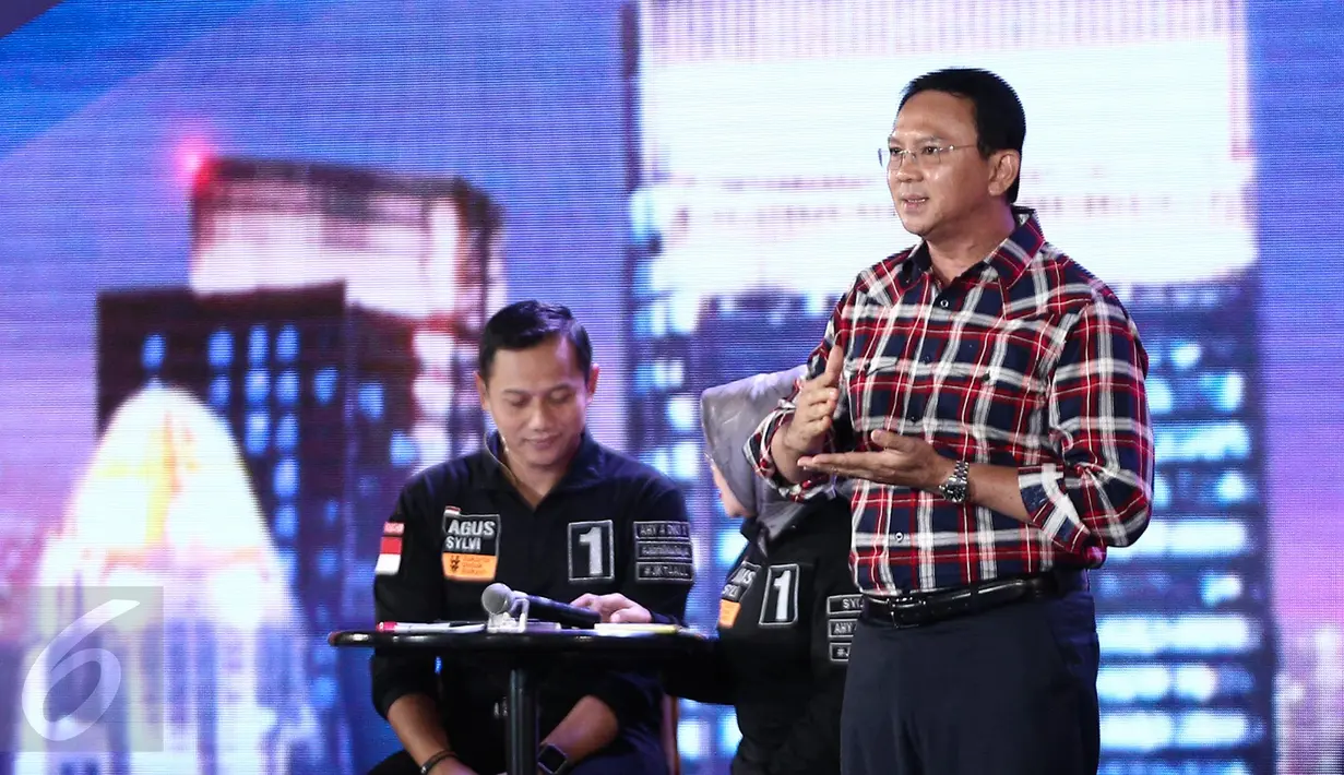 Cagub DKI Jakarta nomor 2, Basuki T Purnama memaparkan visi misi pada Debat perdana Cagub DKI Jakarta di Bidakara, Jakarta, Jumat (10/1/2). (Liputan6.com/Faizal Fanani)