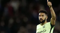 Gael Clichy saat membela Manchester City pada laga Liga Champions melawan Paris Saint-Germain di Parc des Princes Stadium, Paris, (06/4/2016).  (EPA/Guillaume Horcajuelo)