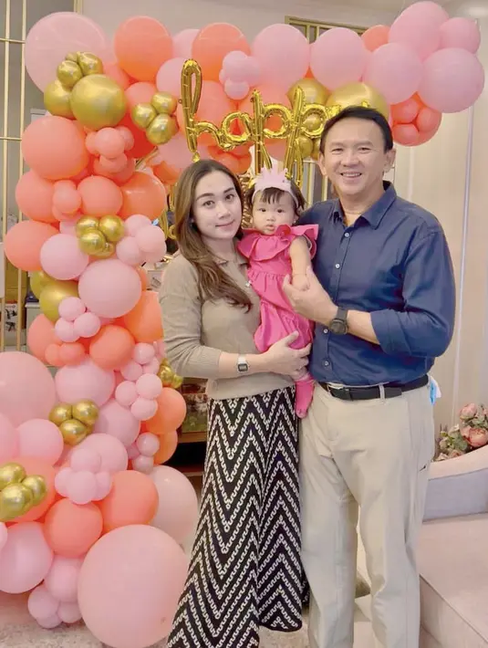 <p>Dan yang terakhir, Puput istri Ahok berhasil menurunkan berat badan sampai 20kg. Terlihat badannya lebih ideal dengan balutan busana warna cokelat. @btpnd.</p>