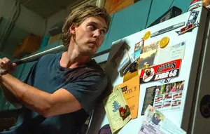 Film Caught Stealing di Vidio: Satu Kucing Peliharaan yang Bikin Hidup Mantan Atlet Kacau