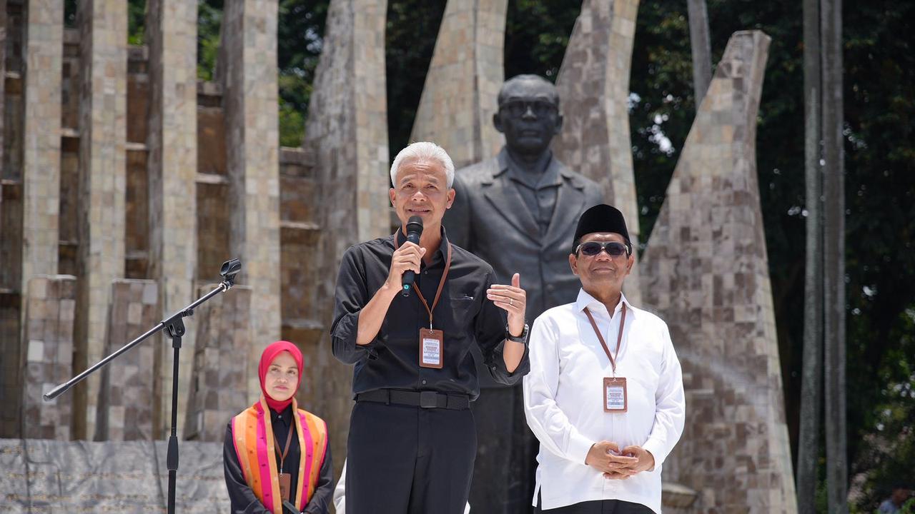 Bakal calon presiden dan wakil presiden Ganjar Pranowo-Mahfud Md sebelum mendaftar di KPU. (Delvira Hutabarat).