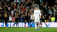 Pemain Real Madrid Gareth Bale bereaksi setelah pemain Manchester City Kevin De Bruyne mencetak gol pada leg pertama babak 16 Liga Champions di Stadion Santiago Bernabeu, Madrid, Spanyol, Rabu (26/2/2020). Manchester City menang 2-1. (AP Photo/Manu Fernandez)