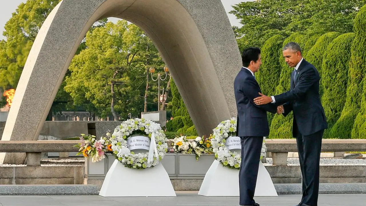 Presiden AS Barrack Obama dan Perdana Menteri Jepang Shinzo Abe berjabat tangan setelah meletakkan karangan bunga di cenotaph di Taman Peringatan Perdamaian Hiroshima pada 27 Mei 2016. (AP Images)
