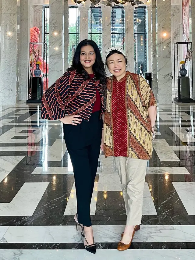 Inspirasi Outfit Batik ala Bella Saphira
