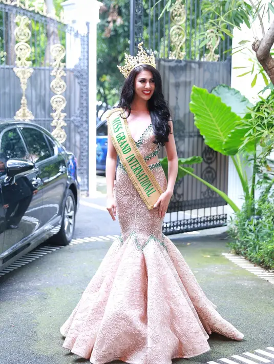 Wanita asal Sumatra Utara itu berhasil menyabet Miss Grand International 2016 dan gelar The Best National Costume lewat kostum yang bertemakan Royal Sigokh khas Lampung. (Adrian Putra/Bintang.com)