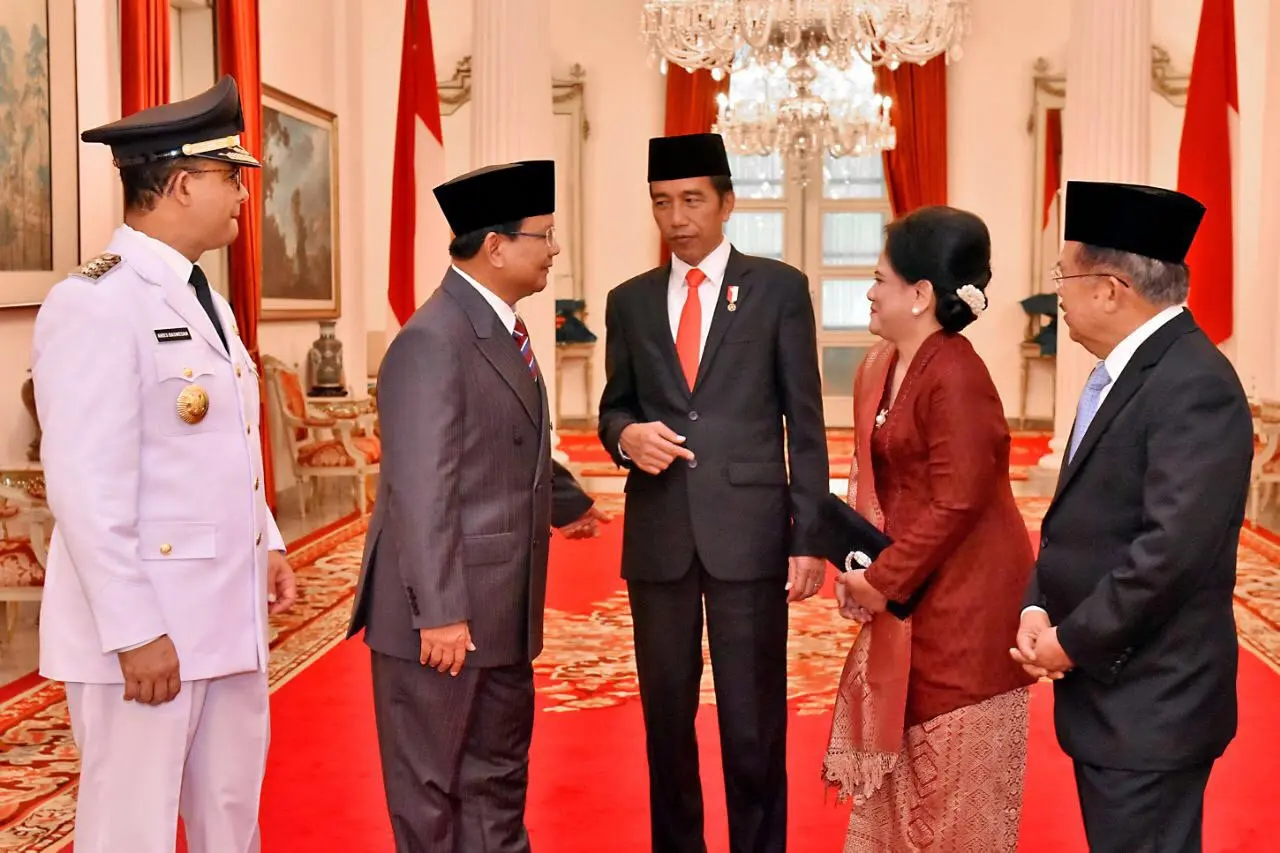 Usai pelantikan Anies-Sandi, Ketua Umum Partai Gerindra Prabowo Subianto berbincang santai satu meja dengan Presiden Jokowi, dan Wakil Presiden Jusuf Kalla. (Liputan6.com/Lizsa Egeham)