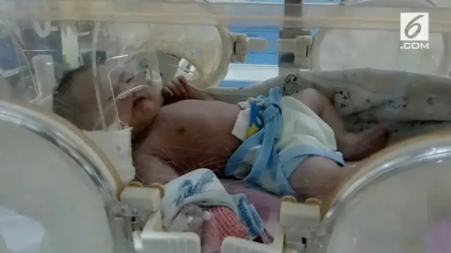 Sesosok bayi mungil berjenis kelamin laki-laki ditemukan oleh seorang pemulung di Pancoran Mas, Depok. Saat ditemukan kondisi bayi berada dalam sebuah kardus.