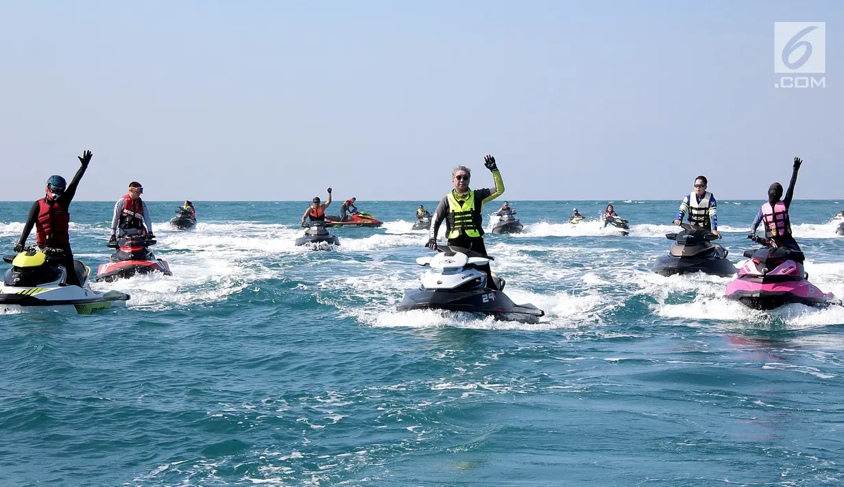 Anggota SCI melambaikan tangan siap melakukan konvoi menuju Pulau Pramuka pada acara SCI Peduli 2017 di Jakarta, Sabtu (17/6). Pada kesempatan tersebut SCI memberikan bantuan sembako dan uang Rp500 juta kapada warga Kepulauan Seribu. (Liputan6.com)
