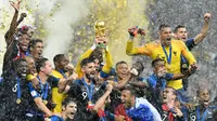 Kiper timnas Prancis, Hugo Lloris mengangkat trofi Piala Dunia 2018 saat merayakan gelar juara setelah mengalahkan Kroasia pada  laga final di Luzhniki Stadium, Minggu (15/7). Prancis membekuk Kroasia dengan skor akhir 4-2. (AP Photo/Martin Meissner)