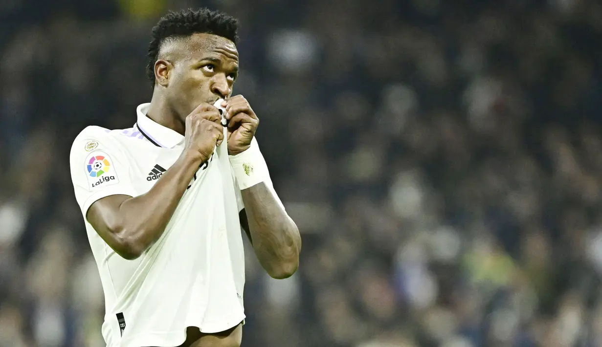 Penyerang Real Madrid, Vinicius Junior, melakukan selebrasi setelah mencetak gol ke gawang Valencia pada Laga liga Spanyol, di Stadion Santiago Bernabeu, Jumat (3/2/2023). Pemain andalan Real Madrid ini mengantongi gaji 1,67 juta euro per bulan. (AFP/Javier Soriano)