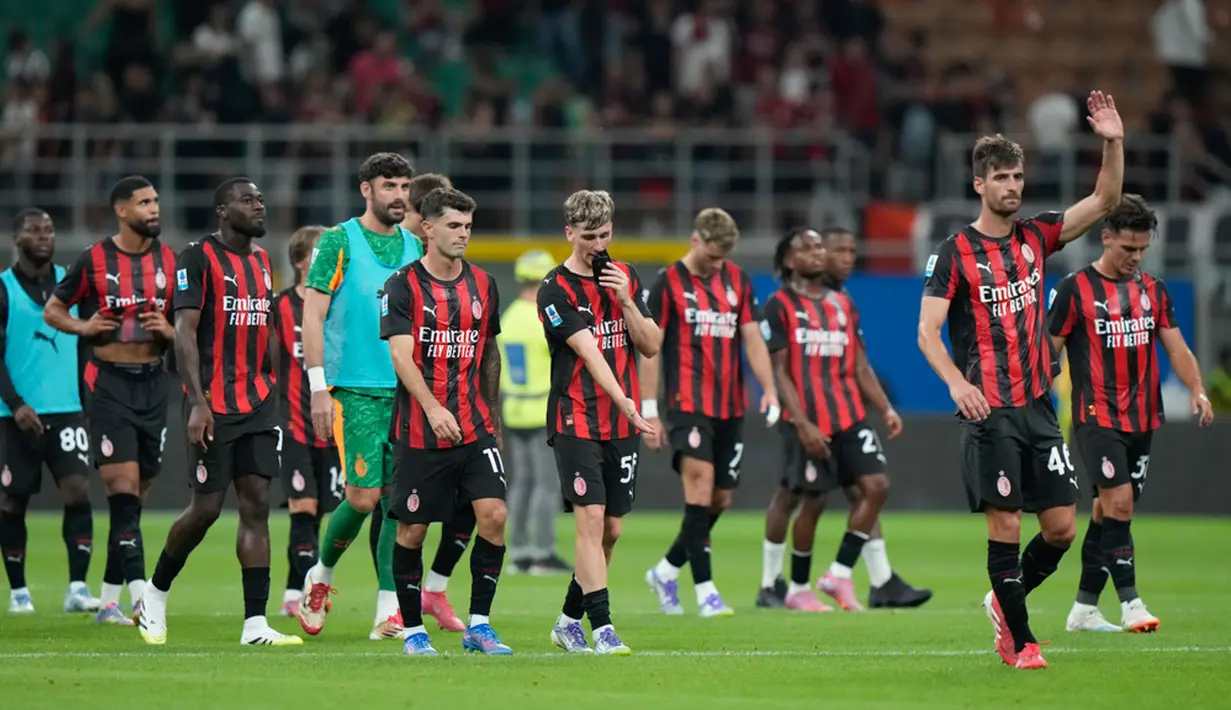 Pemain AC Milan meninggalkan lapangan dengan kecewa setelah takluk dengan skor 1-2 oleh Cremonese di laga matchday 1 Serie A 2025/2026 di San Siro, Minggu (24/08/2025) dini hari WIB. (AP Photo/Luca Bruno)