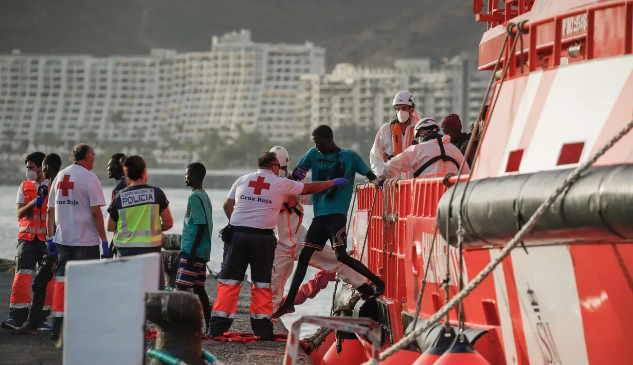 Migran turun dari kapal Penyelamat Maritim Spanyol di Pelabuhan Arguineguin di Pulau Canary di Gran Canaria, pada 10 Juli 2023. (AFP/Desiree Martin)