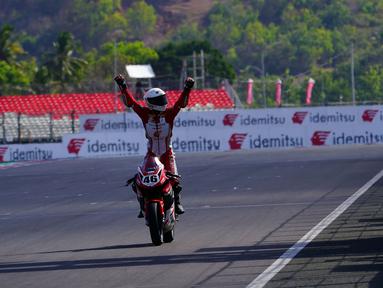 Hari ketiga atau terakhir rangkaian Idemitsu FIM Asia Road Racing Championship (ARRC) 2023 seri keempat di Sirkuit Mandalika, Lombok, Minggu (13/8/2023) yang melombakan race kedua menjadi milik Herjun Atna Firdaus. Pembalap dari Astra Jonda Racing team (AHRT) kembali menjadi juara di kelas AP250. Sementara di kelas SS600, pembalap asal Jepang dari Yamaha Gen Blu Racing Team menjadi yang terbaik. (Dok. AHRT)