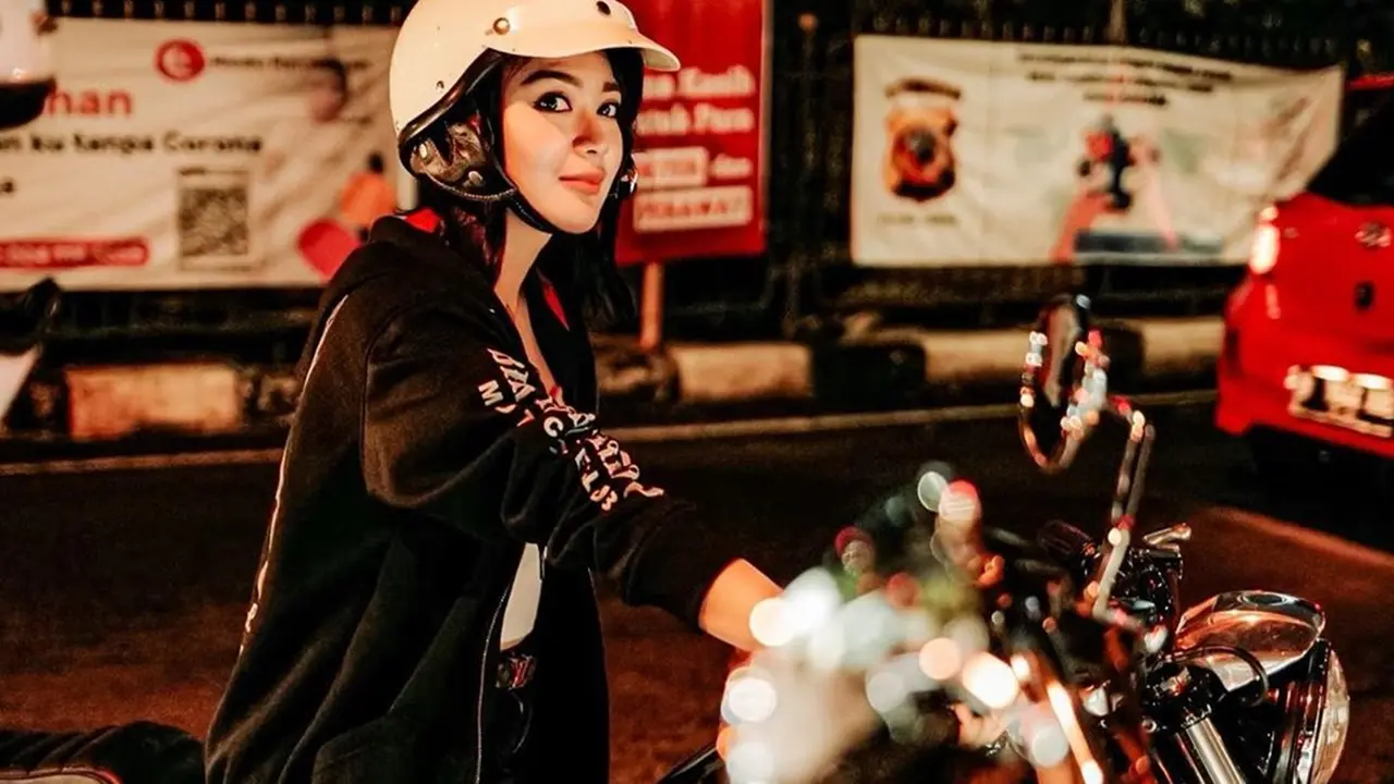7 Potret Wika Salim saat Naik Moge, Gayanya Curi Perhatian